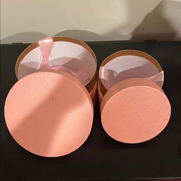 Elegant Pink and Gold Storage Boxes 🧩